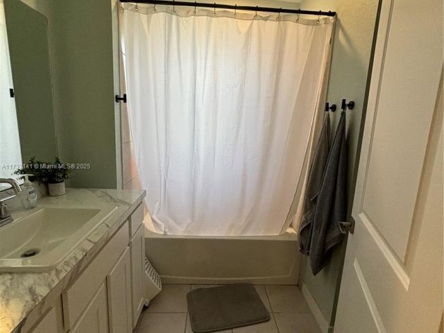 Дом в аренду по адресу 1755 SE 9th Ter - фото 5597992