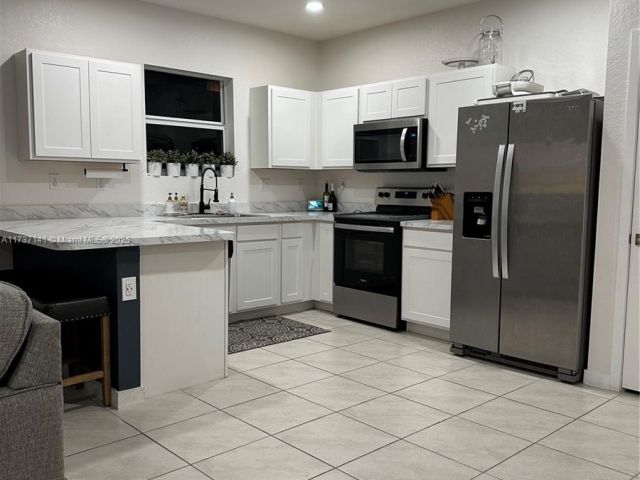 Дом в аренду по адресу 1755 SE 9th Ter - фото 5598001