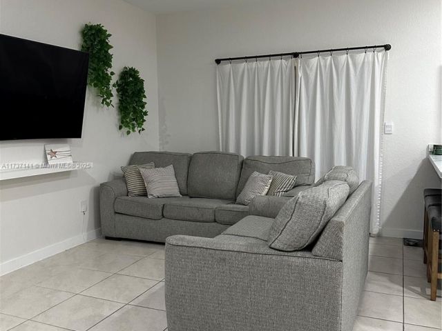 Дом в аренду по адресу 1755 SE 9th Ter - фото 5598004