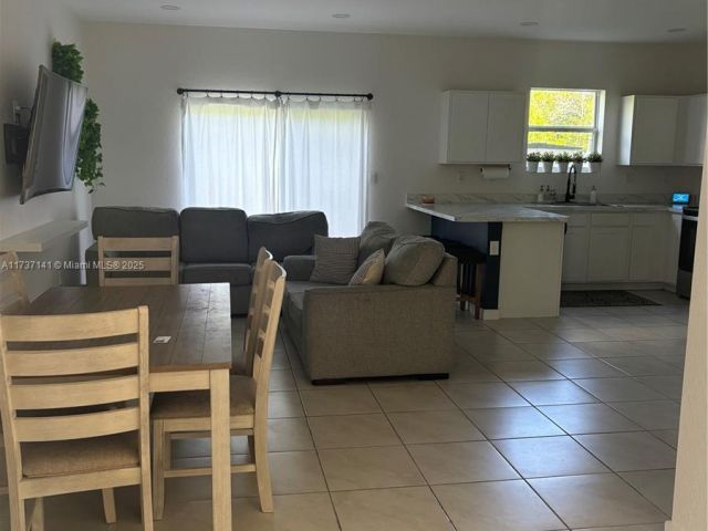 Дом в аренду по адресу 1755 SE 9th Ter - фото 5598005