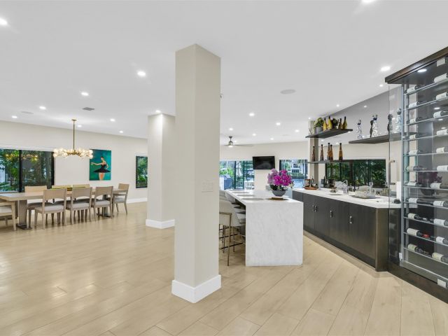 Дом в аренду по адресу 319 S Riverside Dr - фото 5541314