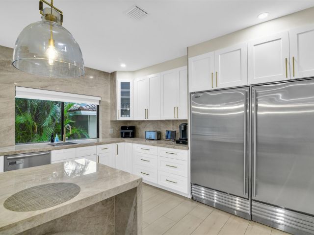 Дом в аренду по адресу 319 S Riverside Dr - фото 5541315