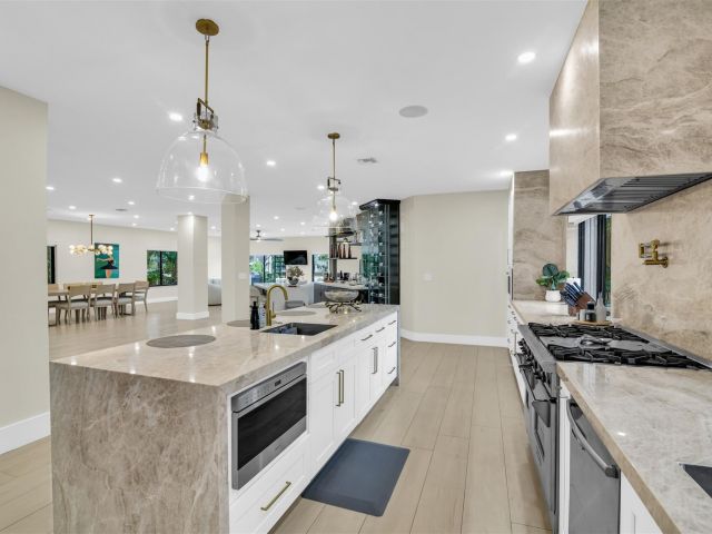 Дом в аренду по адресу 319 S Riverside Dr - фото 5541316