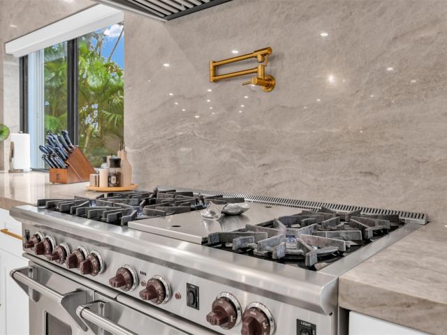 Дом в аренду по адресу 319 S Riverside Dr - фото 5541317