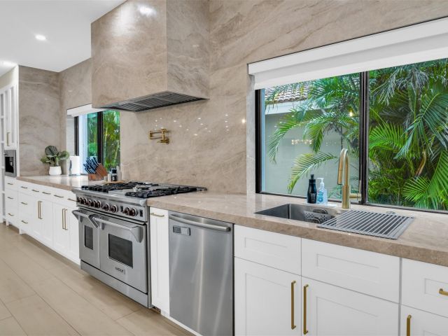 Дом в аренду по адресу 319 S Riverside Dr - фото 5541318