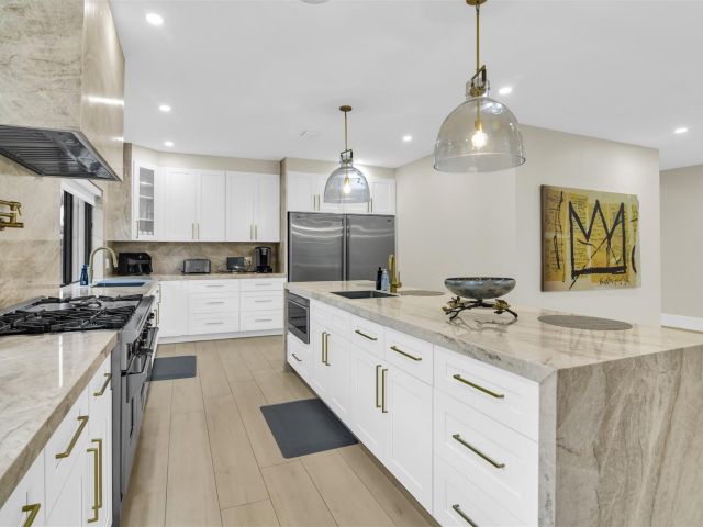 Дом в аренду по адресу 319 S Riverside Dr - фото 5541319