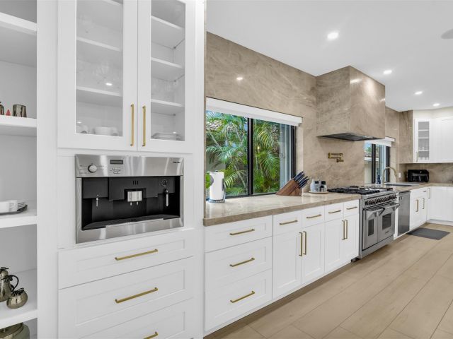 Дом в аренду по адресу 319 S Riverside Dr - фото 5541320