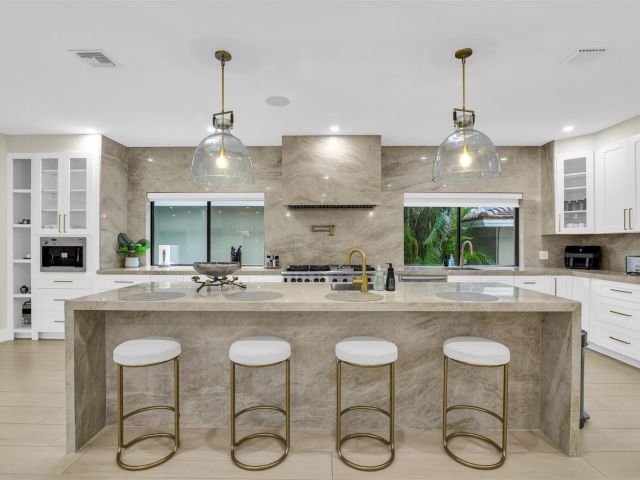 Дом в аренду по адресу 319 S Riverside Dr - фото 5541321