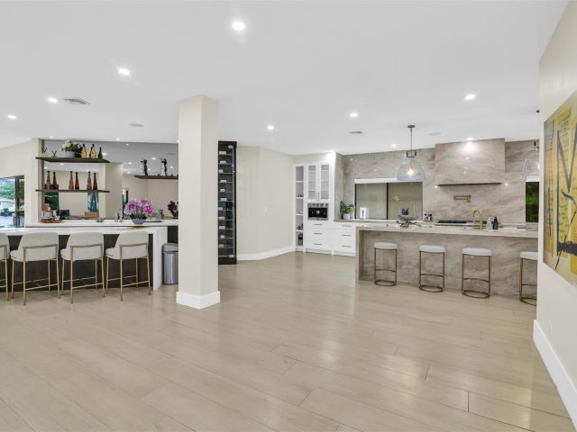 Дом в аренду по адресу 319 S Riverside Dr - фото 5541322