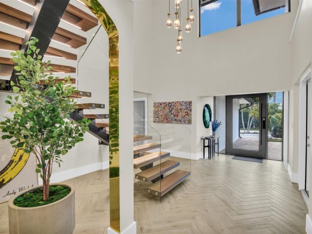 Дом в аренду по адресу 319 S Riverside Dr - фото 5541323