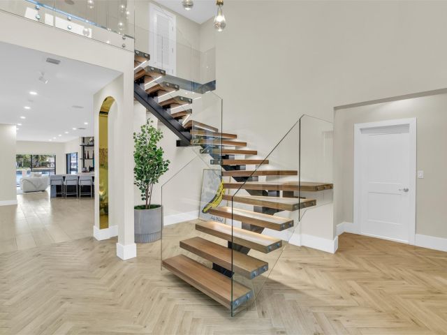 Дом в аренду по адресу 319 S Riverside Dr - фото 5541324