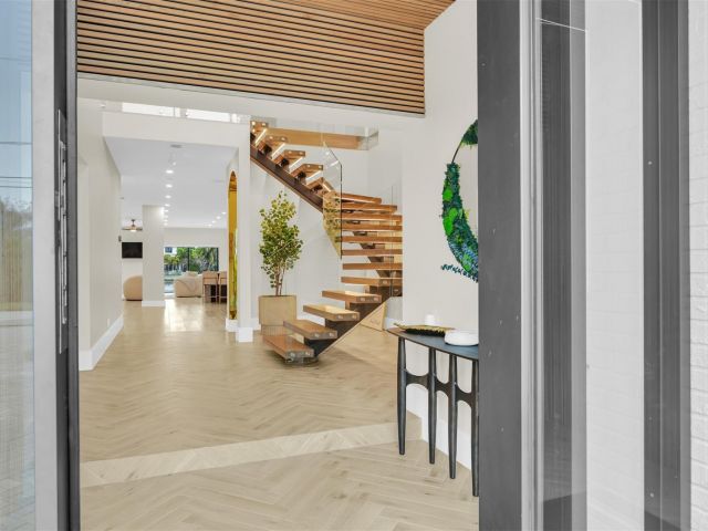 Дом в аренду по адресу 319 S Riverside Dr - фото 5541328