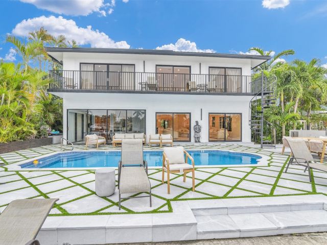 Дом в аренду по адресу 319 S Riverside Dr - фото 5541329