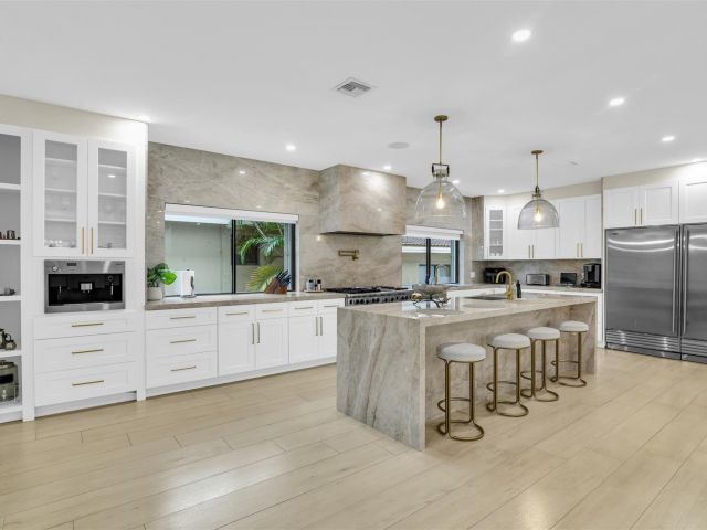 Дом в аренду по адресу 319 S Riverside Dr - фото 5541330