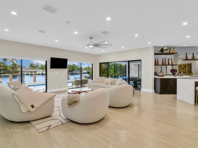 Дом в аренду по адресу 319 S Riverside Dr - фото 5541331