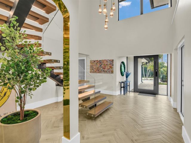 Дом в аренду по адресу 319 S Riverside Dr - фото 5541332