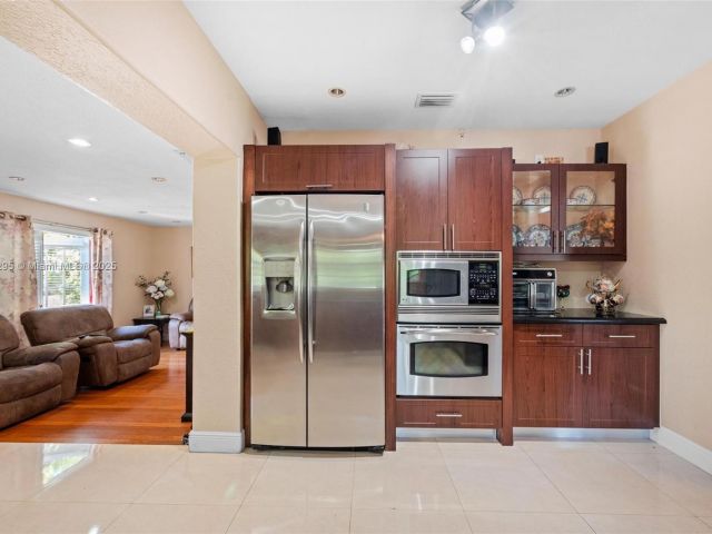 Продажа дома по адресу 2039 SW 17th St - фото 5832643