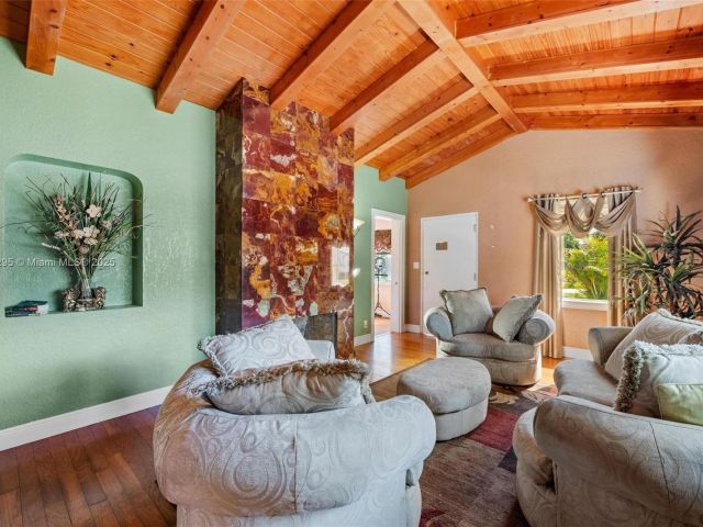 Продажа дома по адресу 2039 SW 17th St - фото 5832644