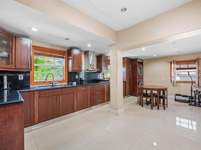 Продажа дома по адресу 2039 SW 17th St - фото 5832648