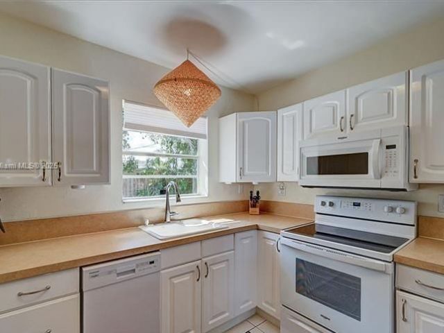 Продажа дома по адресу 1180 SW 4th Ter - фото 5539690