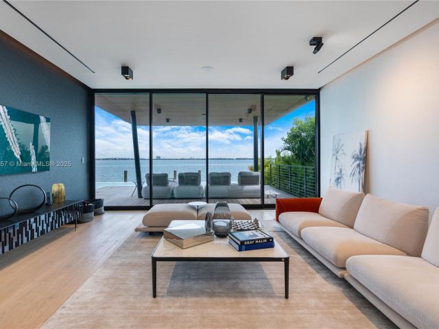 Дом в аренду по адресу 1369 N Venetian Way - фото 5842560