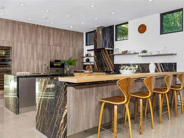 Продажа дома по адресу 17050 NE 35th Ave - фото 5858116