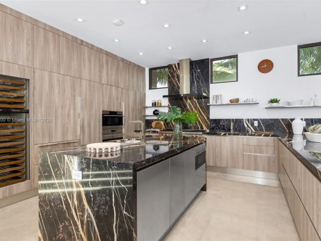 Продажа дома по адресу 17050 NE 35th Ave - фото 5858117