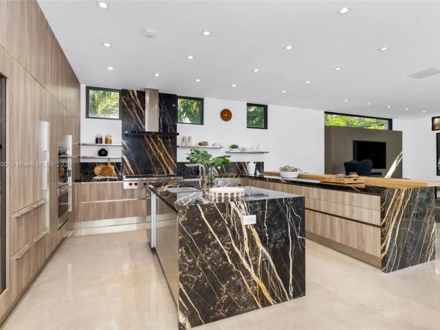 Продажа дома по адресу 17050 NE 35th Ave - фото 5858118