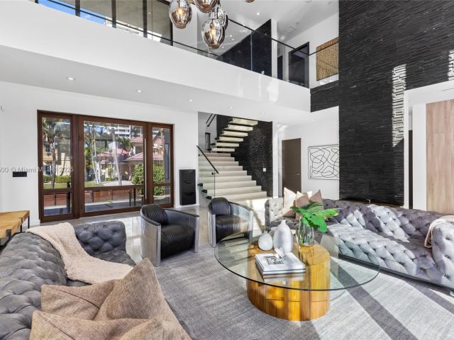 Продажа дома по адресу 17050 NE 35th Ave - фото 5858122