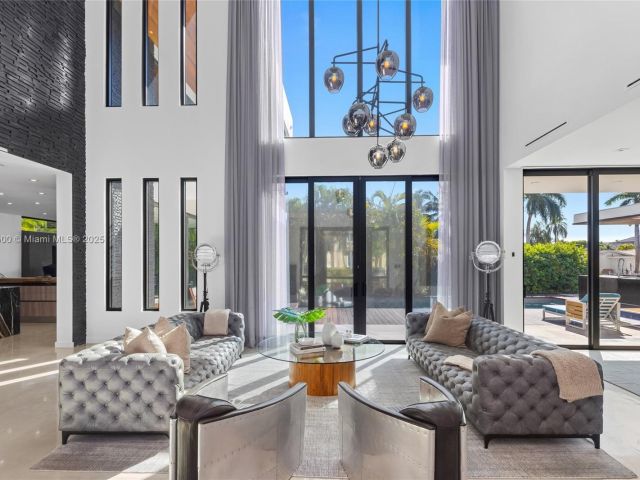 Продажа дома по адресу 17050 NE 35th Ave - фото 5858124