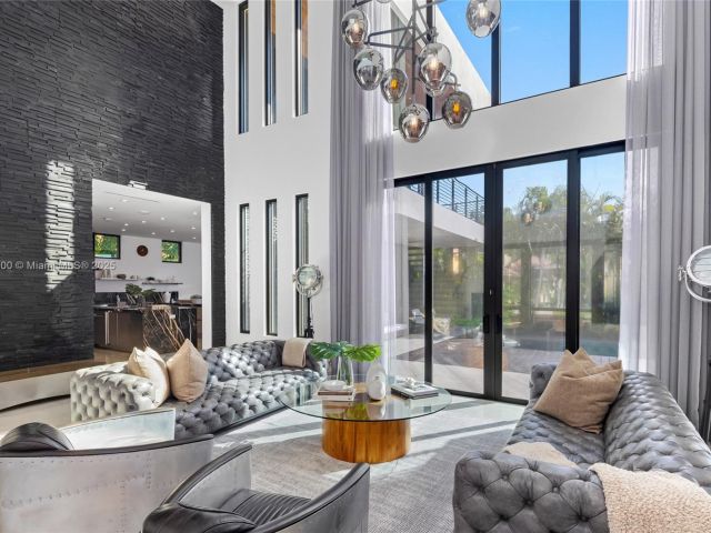 Продажа дома по адресу 17050 NE 35th Ave - фото 5858125