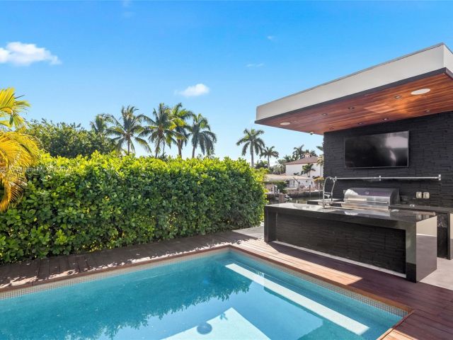 Продажа дома по адресу 17050 NE 35th Ave - фото 5858126