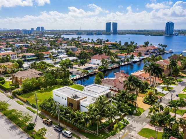 Продажа дома по адресу 17050 NE 35th Ave - фото 5858131