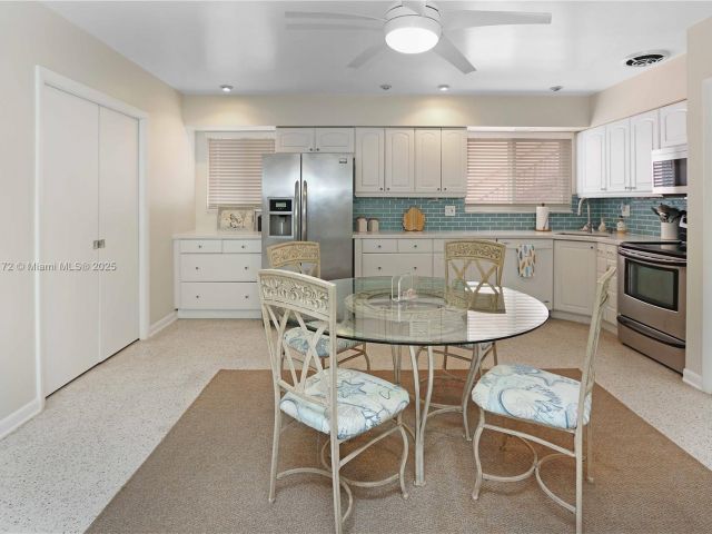 Дом в аренду по адресу 330 Van Buren St - фото 6243061