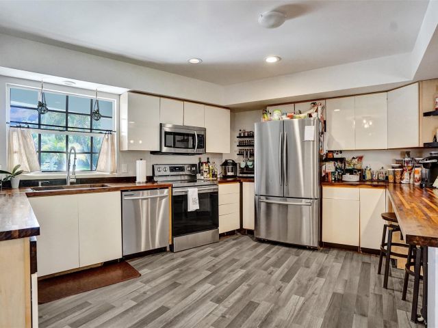 Продажа дома по адресу 1325 Middle River Dr - фото 5762343