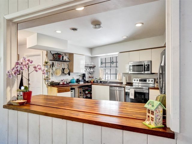 Продажа дома по адресу 1325 Middle River Dr - фото 5762344