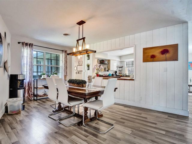 Продажа дома по адресу 1325 Middle River Dr - фото 5762346