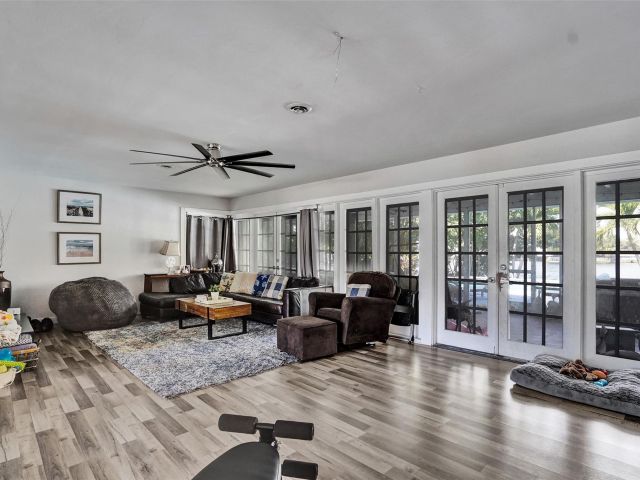 Продажа дома по адресу 1325 Middle River Dr - фото 5762347