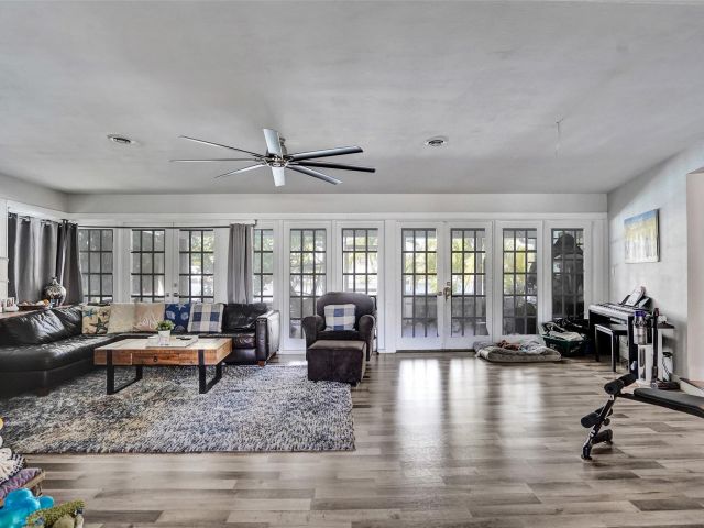 Продажа дома по адресу 1325 Middle River Dr - фото 5762348