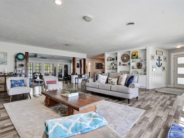 Продажа дома по адресу 1325 Middle River Dr - фото 5762349