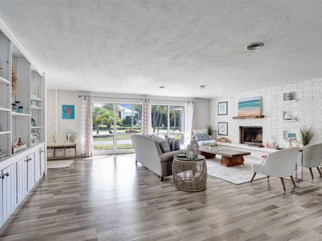 Продажа дома по адресу 1325 Middle River Dr - фото 5762351