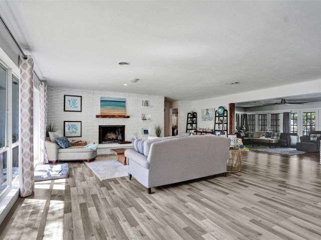 Продажа дома по адресу 1325 Middle River Dr - фото 5762352