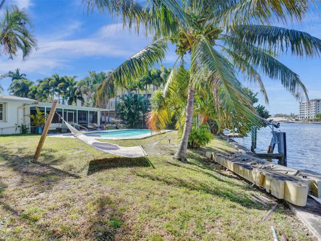 Продажа дома по адресу 1325 Middle River Dr - фото 5762354