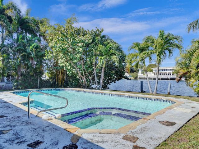 Продажа дома по адресу 1325 Middle River Dr - фото 5762356