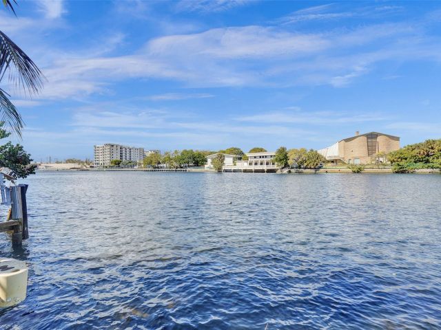 Продажа дома по адресу 1325 Middle River Dr - фото 5762357