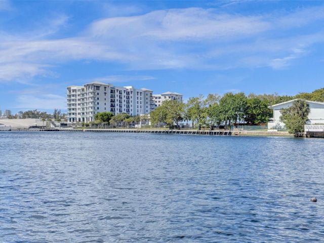 Продажа дома по адресу 1325 Middle River Dr - фото 5762358