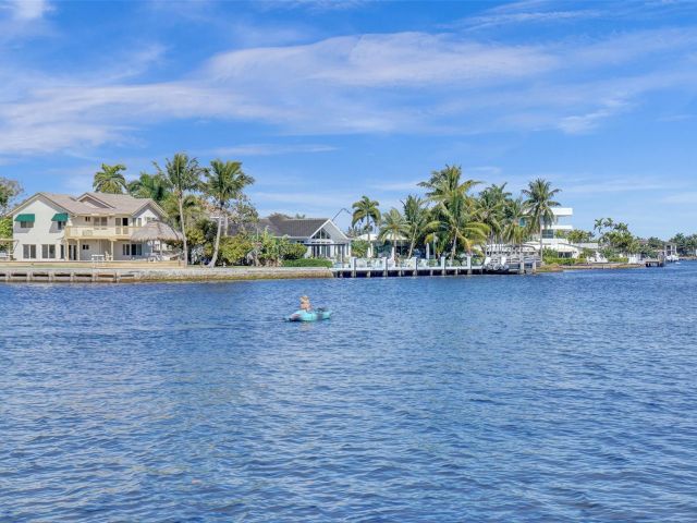 Продажа дома по адресу 1325 Middle River Dr - фото 5762359