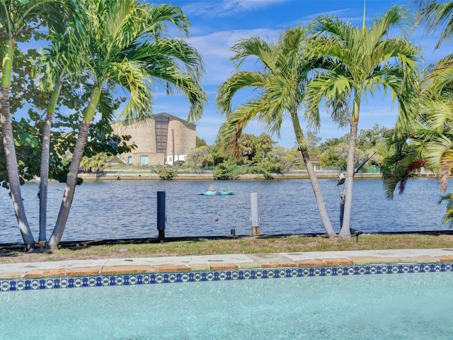 Продажа дома по адресу 1325 Middle River Dr - фото 5762360