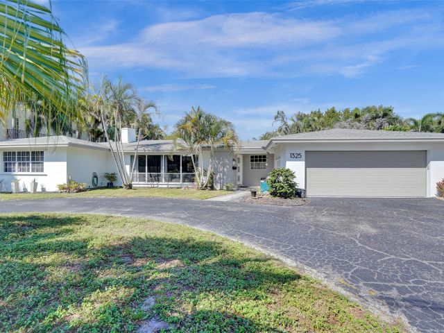 Продажа дома по адресу 1325 Middle River Dr - фото 5762362