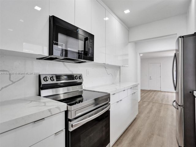 Продажа дома по адресу 1609 NW 7th Ter - фото 5816893